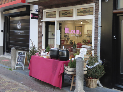 851517 Afbeelding van het buitenverkooppunt van juicebar Loua (Vismarkt 19) te Utrecht.N.B. Vanwege de lockdown ten ...